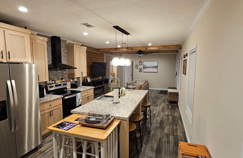 Seneca House | 3 Bedroom/2 Full Bath House in Seneca, SC. 4 miles from Clemson Campus!