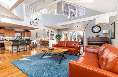 The Galena Territory House | 3 bedroom 3 bath, expansive views Treehouse feel