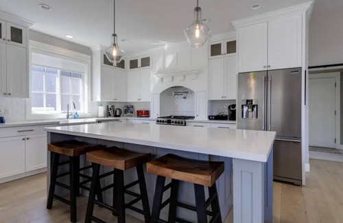 Central Okanagan House | 3 Bedroom 3 bath Luxury Home with hot tub- Perfect for Families & Groups of 8