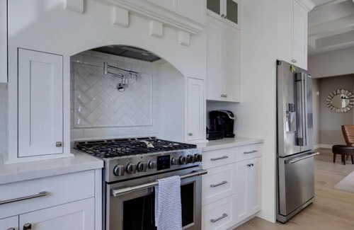 Central Okanagan House | 3 Bedroom 3 bath Luxury Home with hot tub- Perfect for Families & Groups of 8
