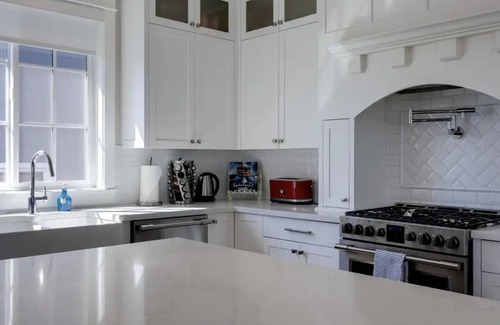 Central Okanagan House | 3 Bedroom 3 bath Luxury Home with hot tub- Perfect for Families & Groups of 8