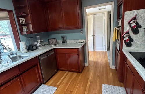 Shasta Lake House | 3-bedroom 3 full baths pool house 4 miles to the lake boat launch and dam