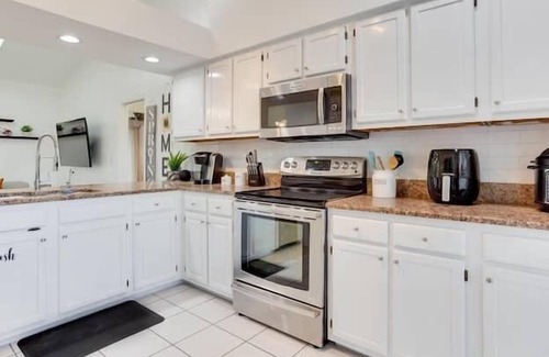 Golden Gate Apartment | 3 Bedroom 672287 by Houzlet