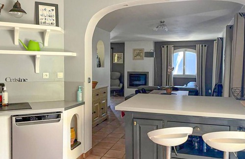 Rognac House | 3 bedroom accommodation in Rognac
