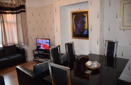 Walpole Apartment | 3 Bedroom apartment, 2 Bathrooms, 10 min. tube, 20 min. City centre