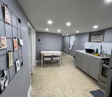 Hillside Apartment | 3 bedroom apartment 9 mins away from Airport