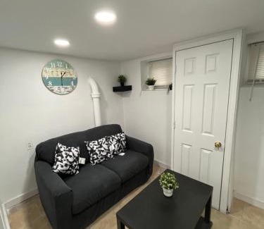 Hillside Apartment | 3 bedroom apartment 9 mins away from Airport