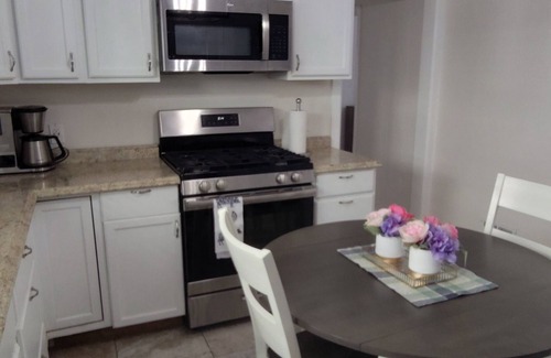 Buffalo Apartment | 3-bedroom apartment Buffalo-Niagara Falls neasy parking