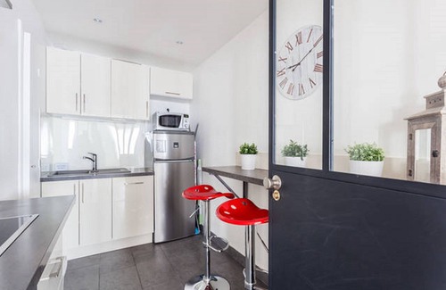 Notre-Dame Apartment | 3 bedroom apartment in the heart of Versailles 1 min Versailles Rive Droite train station