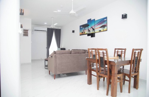 Pamankada West House | 3 Bedroom Apartment in Colombo 06 - Near Shops, Dining & Attractions