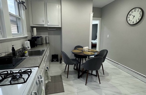 Elizabeth Apartment | 3 Bedroom Apartment near airport and New York City