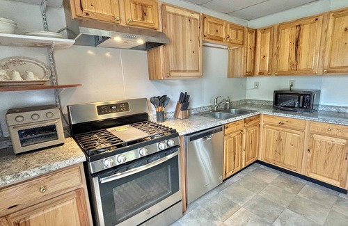 South End Apartment | 3-bedroom apartment in charming Southend Burlington