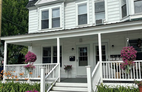 South End Apartment | 3-bedroom apartment in charming Southend Burlington
