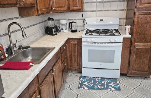 Greenville Apartment | 3-bedroom apartment in serene Jersey City with WiFi, AC