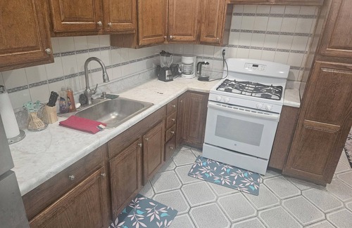 Greenville Apartment | 3-bedroom apartment in serene Jersey City with WiFi, AC