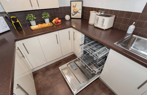 Warwick Apartment | 3 Bedroom Apartment with FREE Wi-Fi private terrace in Pimlico, Westminster