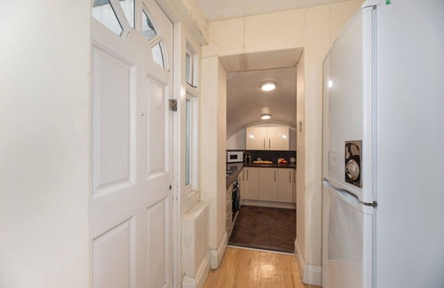Warwick Apartment | 3 Bedroom Apartment with FREE Wi-Fi private terrace in Pimlico, Westminster