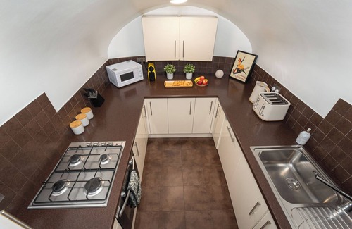 Warwick Apartment | 3 Bedroom Apartment with FREE Wi-Fi private terrace in Pimlico, Westminster