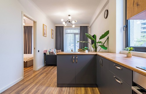 Tbilisi Apartment | 3-bedroom apt., AC WiFi full kitchen, 2 min. walk from Metro, up to 8people