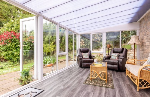 Crieff House | 3 bedroom bungalow w/htub & private loch access