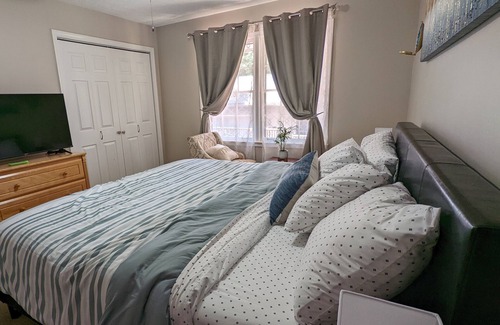 Marietta House | 3 Bedroom Bungalow - Large TV's - Patio - Sleeps 8