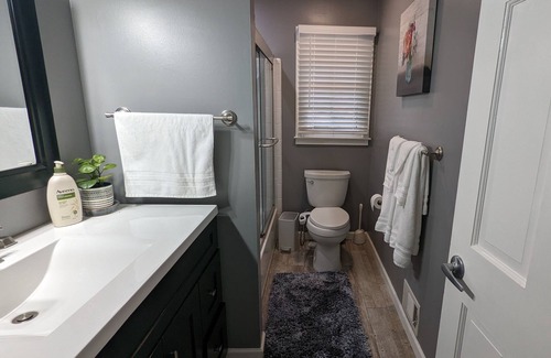 Marietta House | 3 Bedroom Bungalow - Large TV's - Patio - Sleeps 8