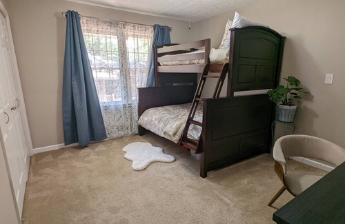 Marietta House | 3 Bedroom Bungalow - Large TV's - Patio - Sleeps 8