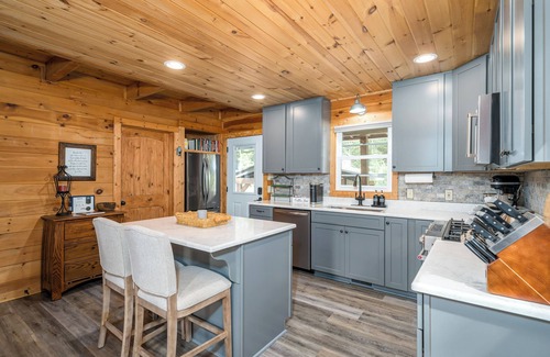 Blairsville Cabin | 3-bedroom cabin in charming Blairsville with WiFi, AC. Happy travels