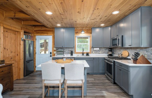 Blairsville Cabin | 3-bedroom cabin in charming Blairsville with WiFi, AC. Happy travels