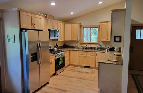 Warnick Cabin | 3 Bedroom Cabin with Hot Tub near Glacier and Mt. Baker