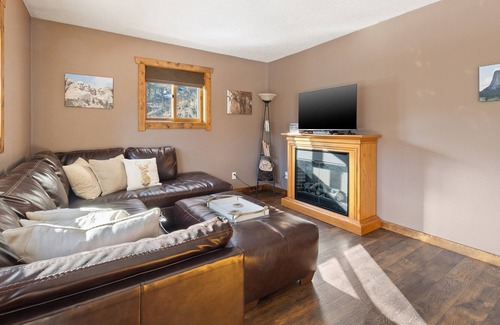 Rapid City Cabin | 3 Bedroom Cabin with Rustic Charm