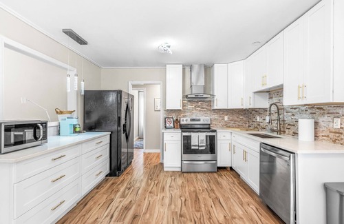 Northeast Raleigh House | 3-bedroom Canary Cottage: King Master - 10 Min from Dtownn