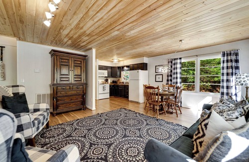 Whittier Ski Chalet | 3-bedroom chalet in marvelous Whittier with fireplace, private balcony