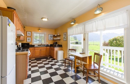Orick House | 🌲3-Bedroom Coastal Farmhouse, BBQ, Games, Bikes - modern touch meets farmhouse decor 🏡🐄