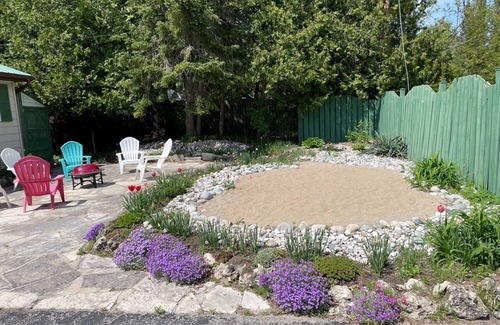 Sauble Beach Cottage | 3 Bedroom Cottage Sauble Beach - easy walk to downtown and beach (< 5 minutes)