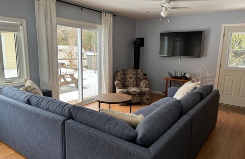 Sauble Beach Cottage | 3 Bedroom Cottage Sauble Beach - easy walk to downtown and beach (< 5 minutes)