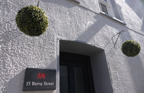 Conwy House | 3 Bedroom Cottage in the Heart of Conwy Parking Sleeps 4