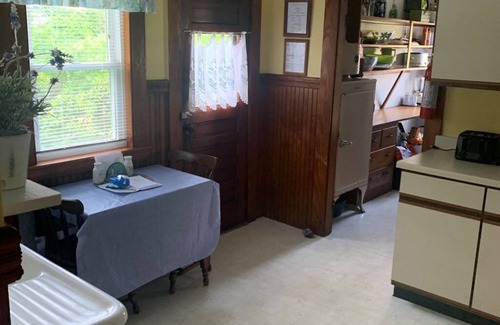Rye Cottage | 3-Bedroom Cottage-Rye, NH, Ocean View, Big Yard & Parking for Multiple Vehicles.