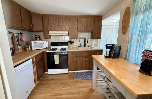 Ship Bottom House | 3 bedroom Cottage w/Tiki Bar, great location in Ship Bottom