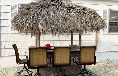 Ship Bottom House | 3 bedroom Cottage w/Tiki Bar, great location in Ship Bottom