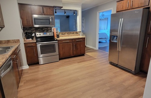 Murfreesboro House | 3 bedroom country cottage in murfreesboro close to interstate and shopping.