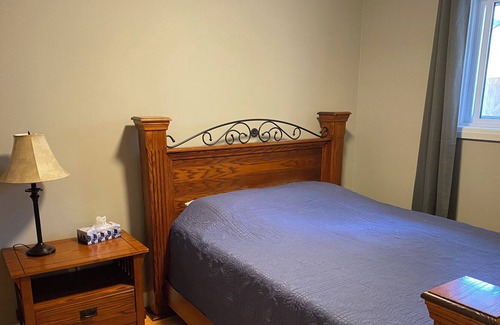 Bluewater Cottage | 3 Bedroom Cozy Campfire Retreat between Bayfield and Grand Bend