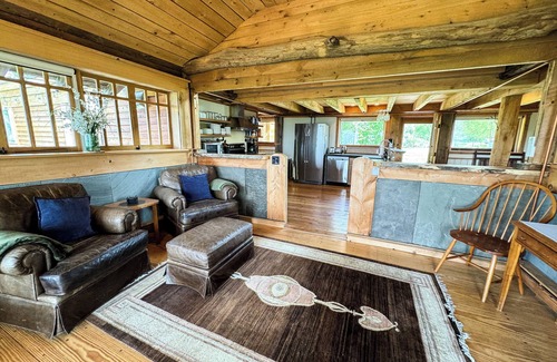 Ithaca House | 3 bedroom Custom Hilltop Getaway with Stunning Views!