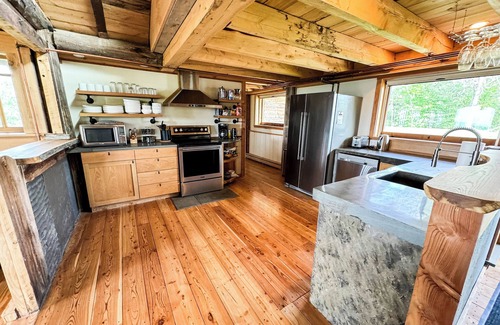 Ithaca House | 3 bedroom Custom Hilltop Getaway with Stunning Views!