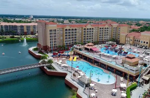 West Kissimmee Apartment | 3-bedroom Deluxe Condo at luxury resort with waterpark near theme parks