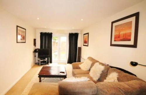 London Borough of Hounslow Apartment | 3 bedroom exclusive apartment