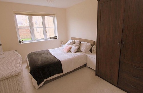 London Borough of Hounslow Apartment | 3 bedroom exclusive apartment
