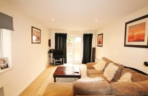 London Borough of Hounslow Apartment | 3 bedroom exclusive apartment
