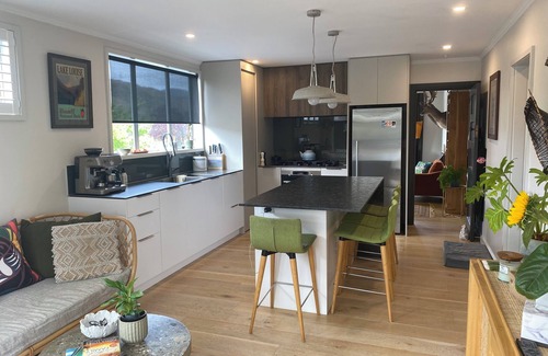 Lowburn House | 3 bedroom family home, located in old Cromwell just 200 metres from the lake.