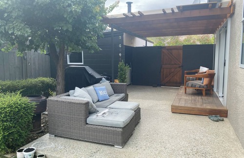 Lowburn House | 3 bedroom family home, located in old Cromwell just 200 metres from the lake.